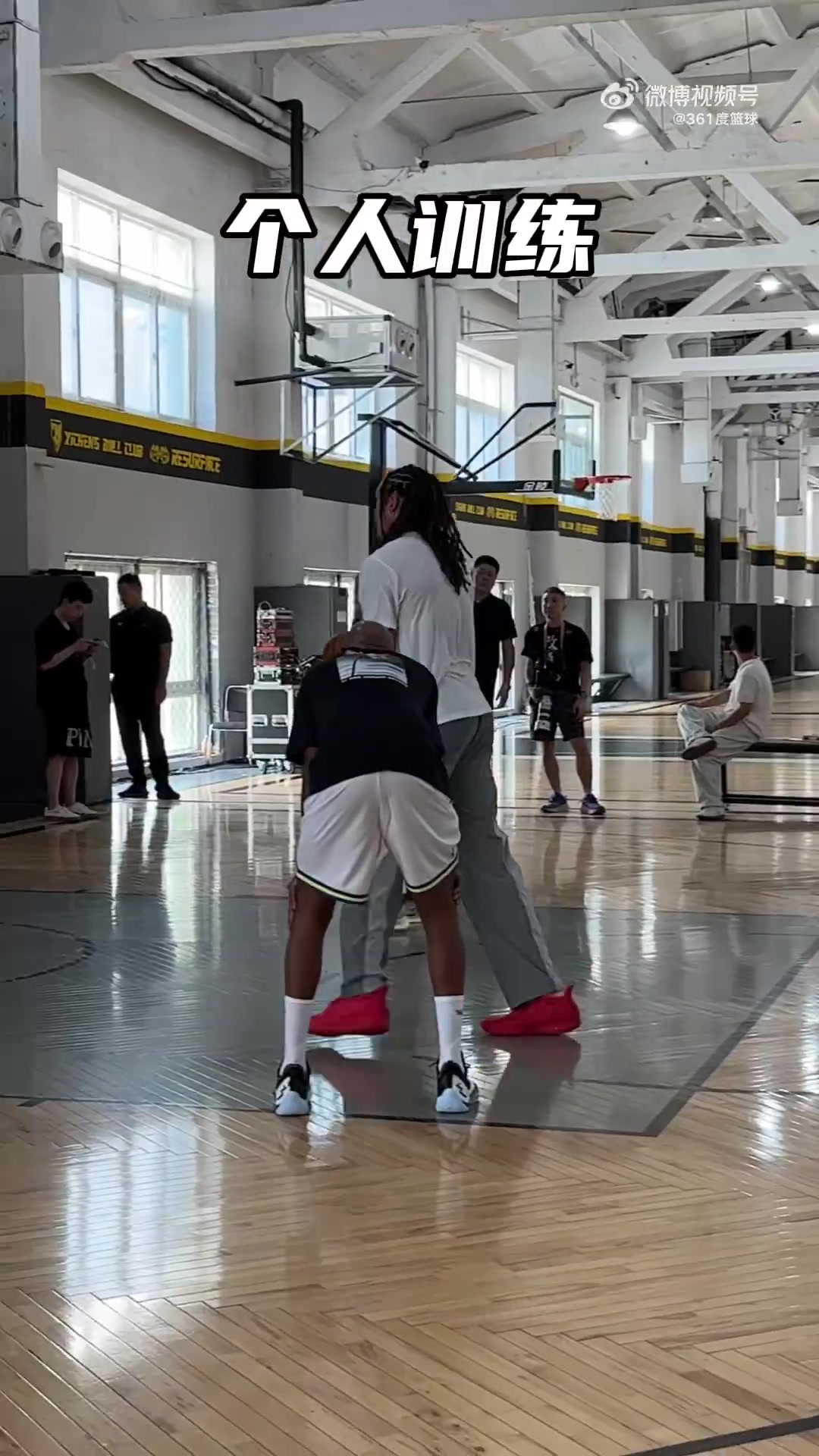 开云-训练、宠粉两不误 这是属于阿隆戈登的硬汉哲学 来看大连视频集锦