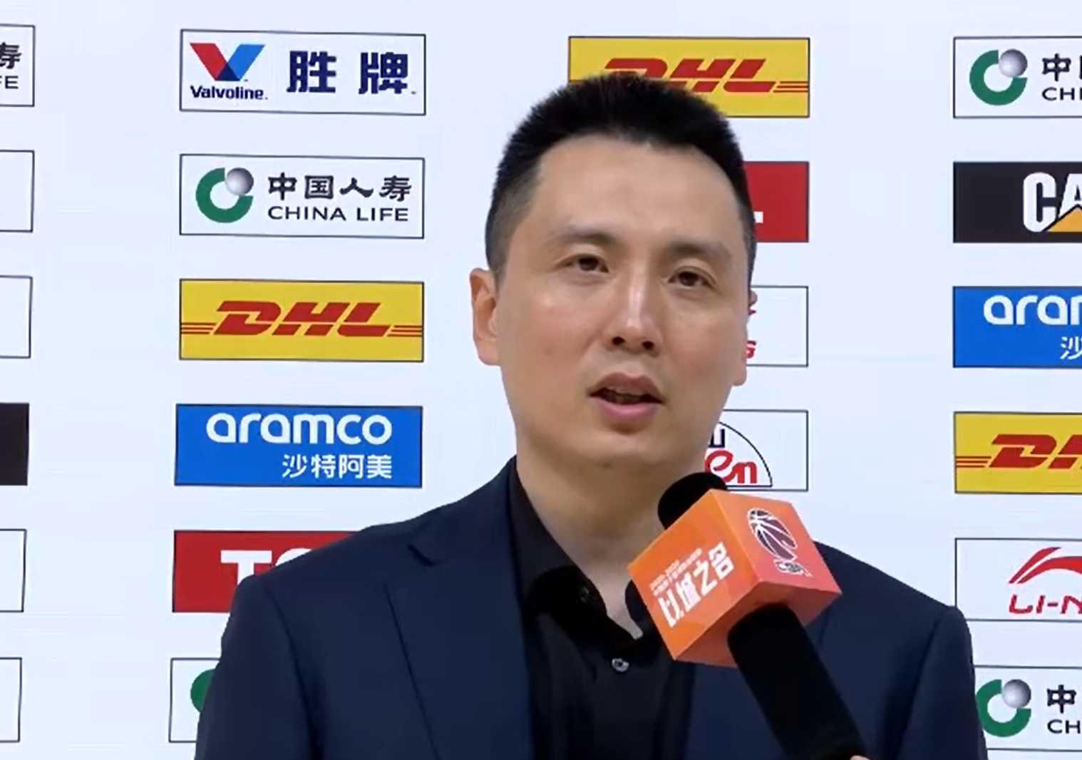 上海队更衣室，卢伟讲话内容曝光！球迷：杜锋怎么看？